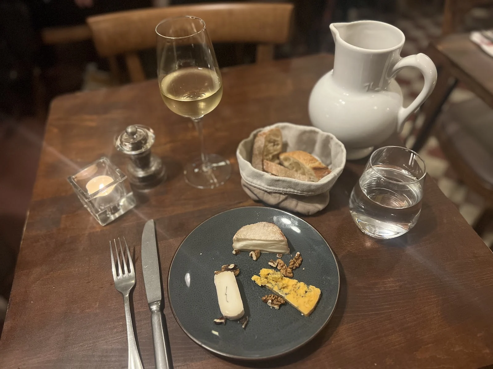 Table dressée chez Loupiotes, fromages et vin.