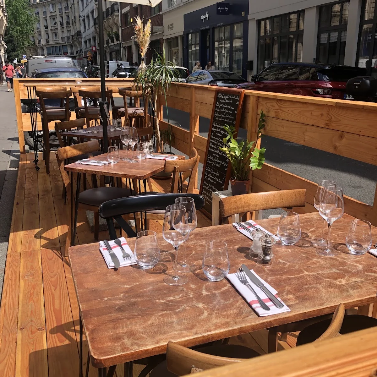 Terrasse de Loupiotes, tables dressées sur la rue.
